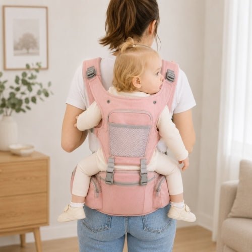 Porte-bébé avec capuche rose, panneau ouvrable et rangements, utilisé en portage dorsal en intérieur