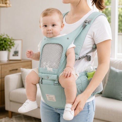 Porte-bébé avec capuche vert d’eau, panneau ouvrable et rangements, vue de profil en intérieur