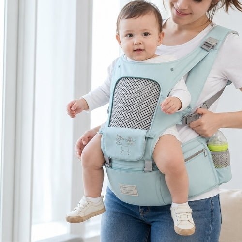 Porte-bébé avec capuche vert d’eau, panneau avant ouvert avec zone en maille visible