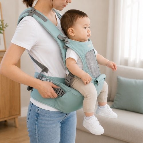 Porte-bébé avec capuche vert d’eau, siège de hanche avec ceinture et réglage latéral visibles