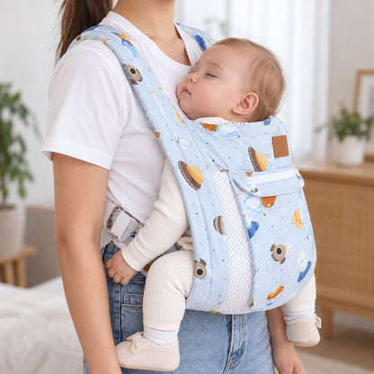 Porte-bébé avec capuche bleu ciel motif espace, vue de profil avec bébé endormi