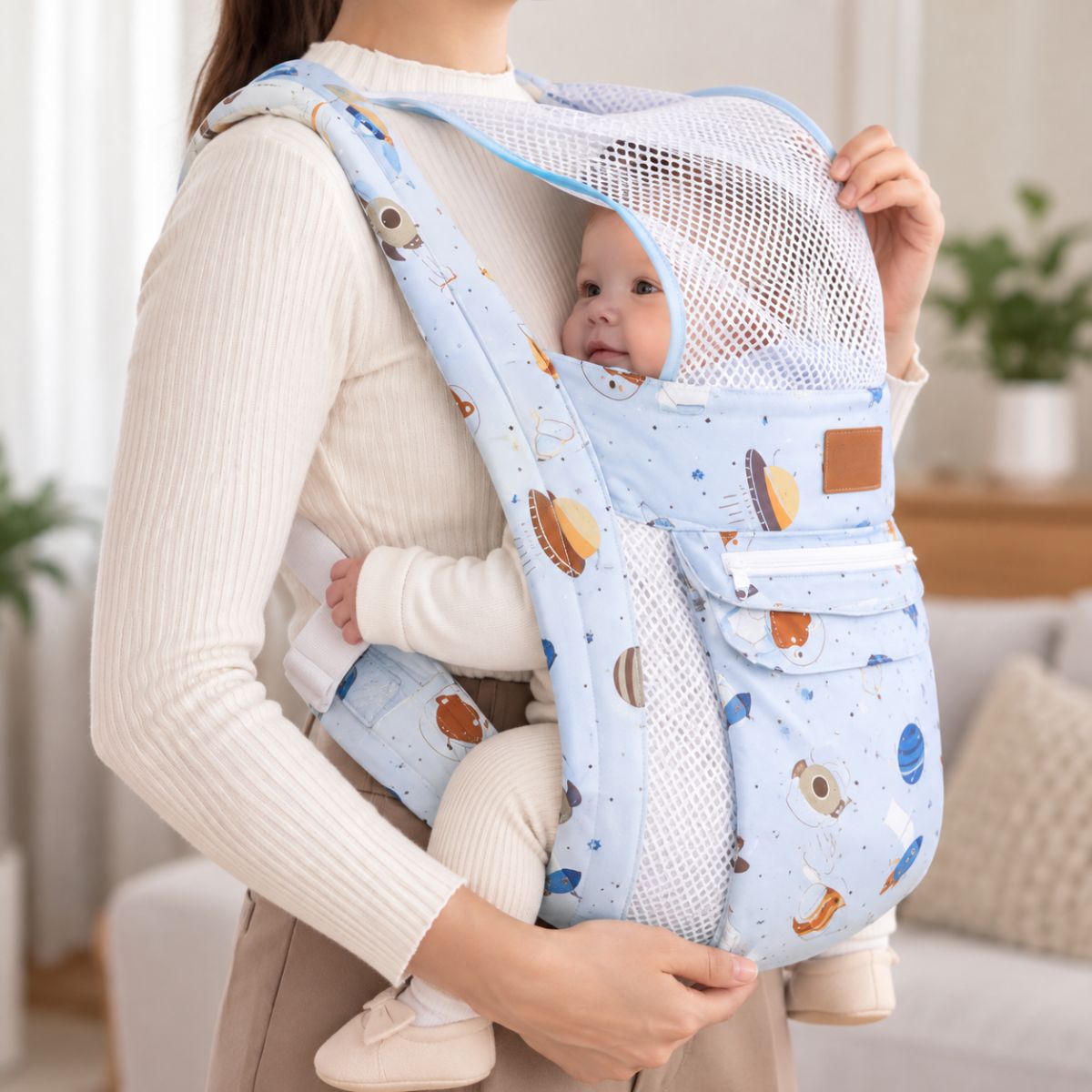 Porte-bébé avec capuche bleu ciel motif espace, capuche en maille déployée