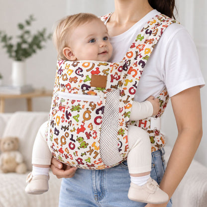 Porte-bébé avec capuche crème motif alphabet coloré, vue de face avec bébé