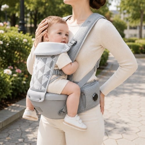 Porte-bébé avec siège détachable gris, enfant face au porteur pendant une promenade