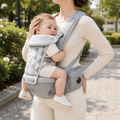 Porte-bébé avec siège détachable gris, enfant face au porteur pendant une promenade