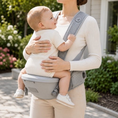 Porte-bébé avec siège détachable gris, enfant assis face au porteur sur le siège de hanche