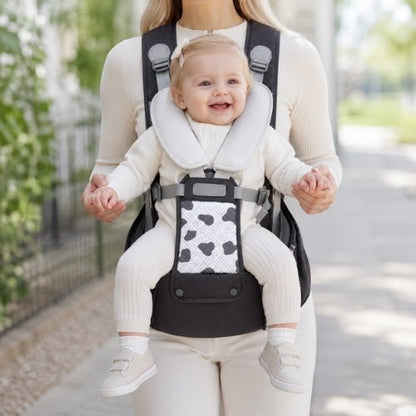 Porte-bébé avec siège détachable noir et gris, porté face vers l’avant pendant une promenade