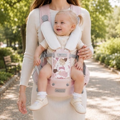 Porte-bébé avec siège détachable rose, porté face vers l’avant pendant une promenade dans un parc