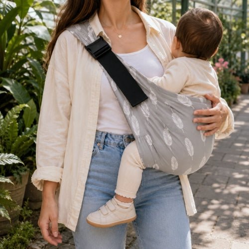Porte bébé bandoulière gris à motif plumes blanches avec boucle réglable, port latéral