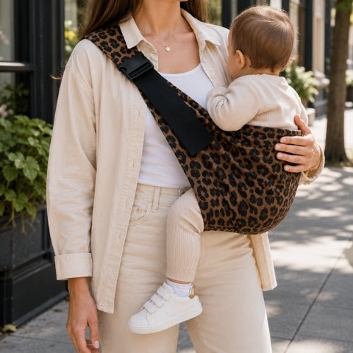 Porte bébé bandoulière léopard avec boucle réglable, port latéral en ville