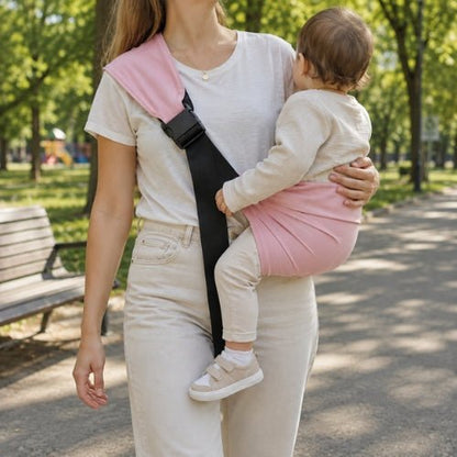 Bandouliere porte bebe rose avec boucle réglable, port latéral dans un parc