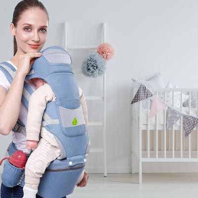 Porte bébé bleu SnugFit assurant un confort ergonomique, conçu pour répartir le poids de façon équilibrée et réduire les douleurs dorsales