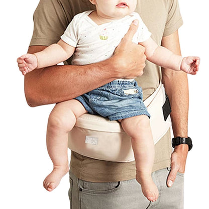 Porte bébé porté en face par un papa, bébé installé confortablement contre lui