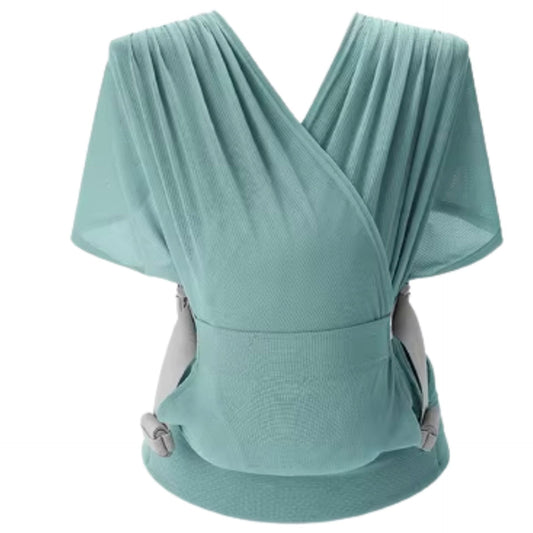 Porte bébé vert  porté par un adulte, offrant confort et sécurité pour le dos et pour bébé