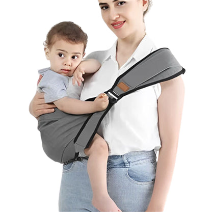 Porte bébé frontal avec bébé blotti contre le torse du parent, jambes en M visibles