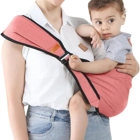 Porte bébé en vue de face avec bébé installé en position physiologique sécurisée
