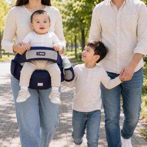 Porte bebe cote hanche bleu marine porté avec siège large lors d’une promenade en famille