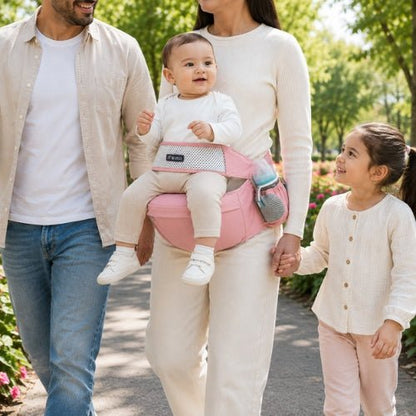 Porte bebe cote hanche rose porté sur le côté lors d’une promenade en famille
