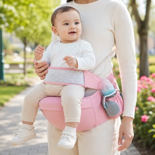 Porte bebe cote hanche rose porté sur le côté avec siège large dans un parc