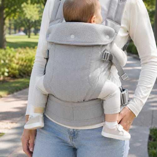 Porte bebe devant gris clair porté devant avec bébé face au porteur en extérieur
