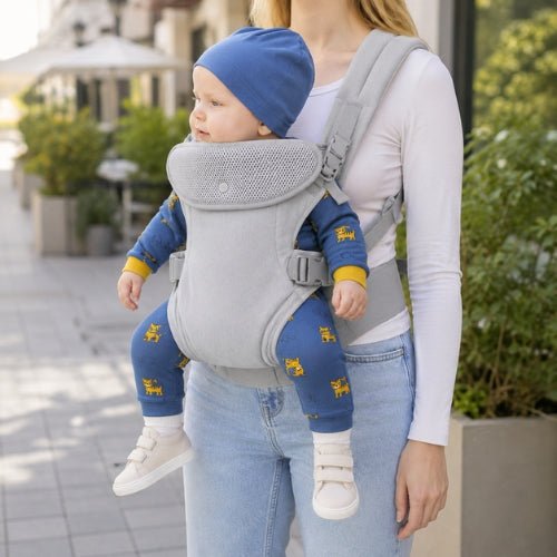 Porte bebe devant gris clair porté en extérieur, vue latérale
