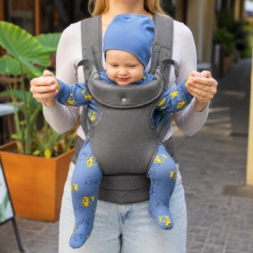 Porte bebe devant gris foncé porté face au porteur, vue de face