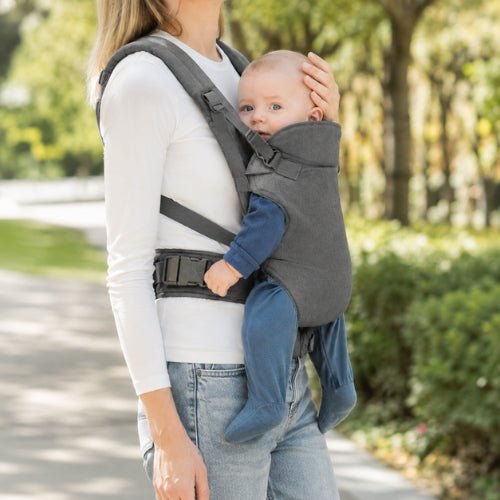 Porte bebe devant gris foncé porté face au porteur, vue latérale