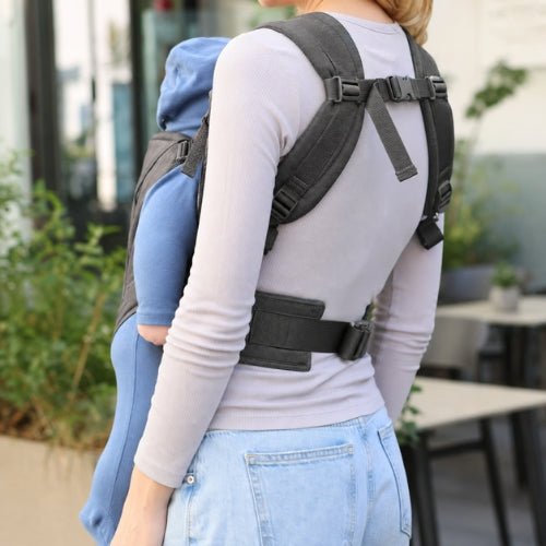 Porte bebe devant gris foncé avec sangle dorsale réglable en H, vue de dos