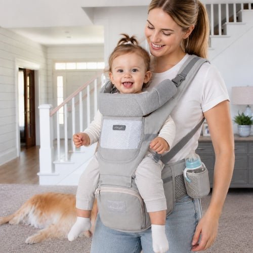 Porte bebe evolutif gris porté en position ventrale avec bébé