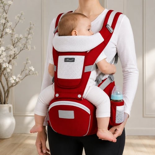 Porte bebe evolutif rouge porté en position face à face avec bébé