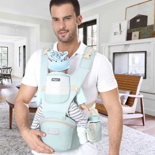 Porte bebe evolutif vert eau porté par un homme avec bébé en position face à face