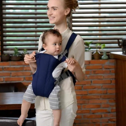 Porte bebe frontal bleu porté face vers l’avant en intérieur