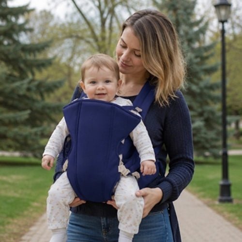 Porte bebe frontal bleu porté face vers l’avant pendant une promenade
