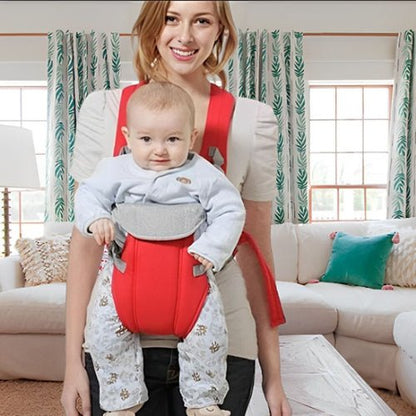 Porte bebe frontal rouge porté face vers l’avant, vue de face en intérieur