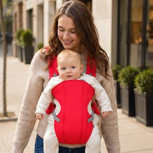 Porte bebe frontal rouge porté face vers l’avant lors d’une sortie en ville