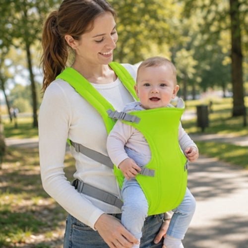 Porte bebe frontal vert porté face vers l’avant dans un parc
