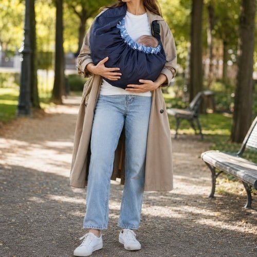 Porte bébé hamac bleu marine avec contour rembourré et sangle réglable, utilisé pendant une promenade