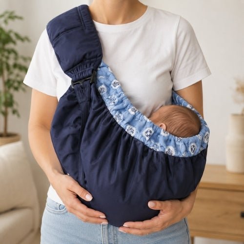 Porte bébé hamac bleu marine avec contour rembourré et sangle réglable, vue rapprochée de l’assise
