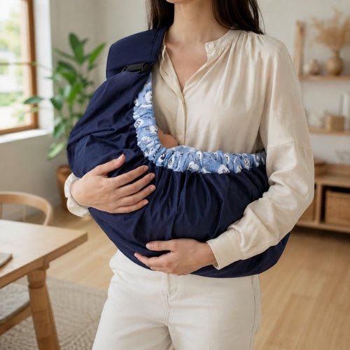Porte bébé hamac bleu marine avec contour rembourré et sangle réglable, position horizontale en intérieur