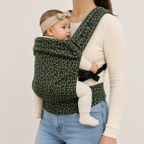 Porte bebe leopard vert kaki porté face à face, vue de profil