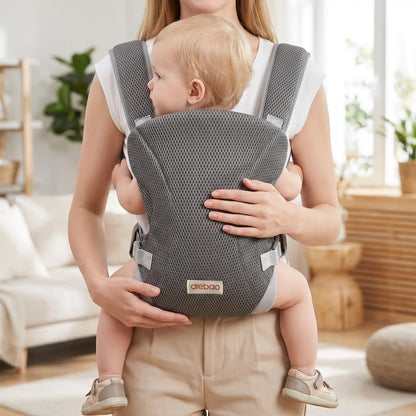 Porte-bébé mesh gris avec bretelles croisées et format léger, porté face vers l’avant en intérieur