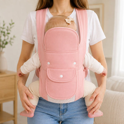 Porte-bébé multiposition rose avec panneau relevable et poche frontale, bébé face au porteur en intérieur
