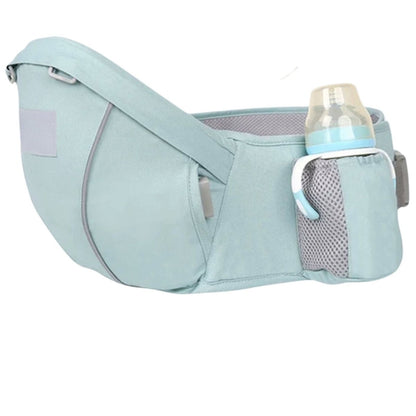 Porte bébé naissance avec vue latérale montrant un biberon rangé dans la poche latérale