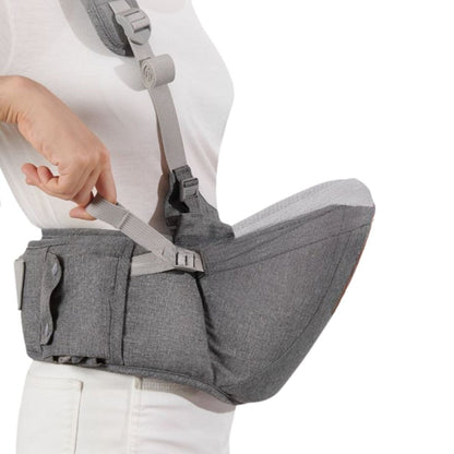 Porte bébé naissance porté par une maman en vue latérale, position confortable et naturelle