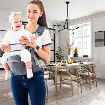 Porte bébé naissance gris BabyCarrier, conçu pour offrir une liberté de mouvement optimale grâce à son design ergonomique et léger