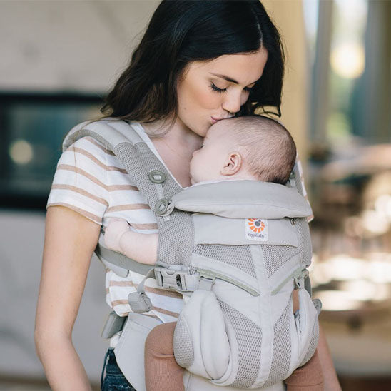 Porte-bébé naissance gris perle conçu pour soutenir la tête du bébé pendant ses siestes et le protéger ComfortHold