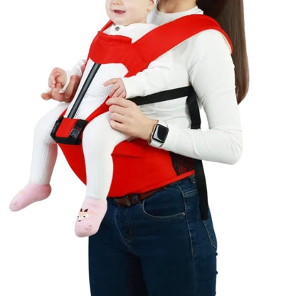 Porte bébé naissance vu de profil, bébé installé près du cœur du parent