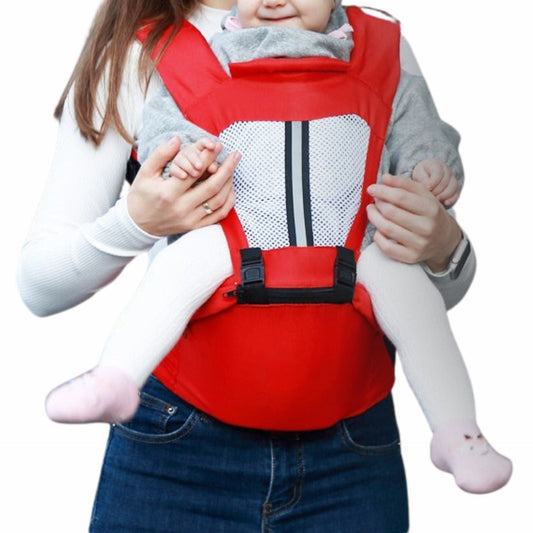 Porte bébé naissance vu de face avec bébé bien installé contre la poitrine du parent