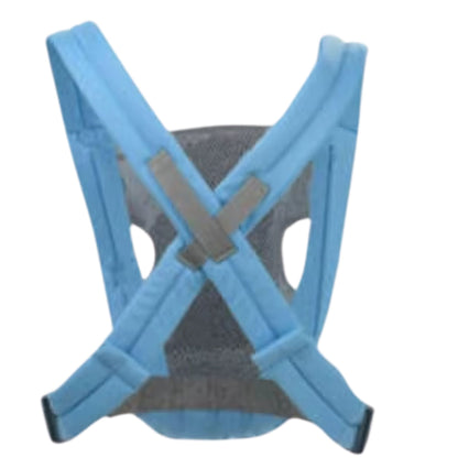 Porte bébé physiologique bleu clair avec capuche intégrée, idéal pour protéger bébé du vent et assurer un confort doux lors des promenades.
