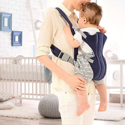 Porte bébé physiologique bleu EasyHold, offrant un confort supérieur avec un soutien ergonomique pour des portages prolongés